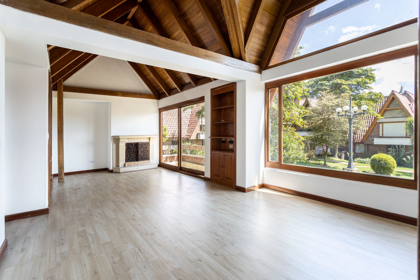 Floor-to-ceiling glass, Folsom